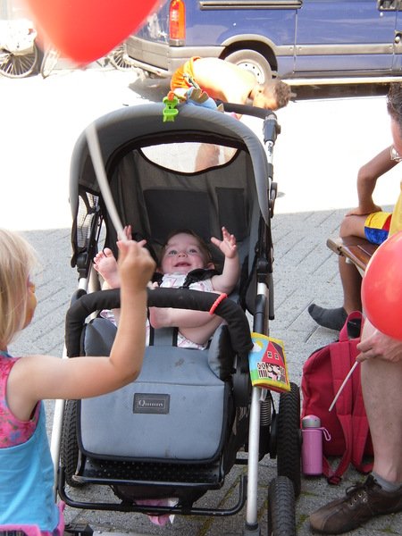 Balonnen zijn voor Alma het hoogtepunt van een dagje straattheater