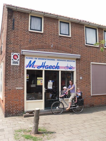 Alma's wandelwagen heeft een nieuwe binnenband nodig, maar de fietsenmaken van Bruinisse heeft een middagje vrij.