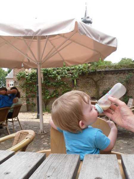 Eigenlijk heeft Alma geen eens tijd om een flesje leeg te drinken