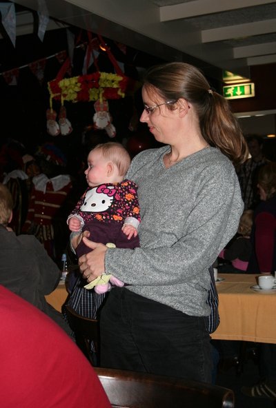 Alma kijkt geinteresserd rond op haar eerste Urenco-Sinterklaasfeest