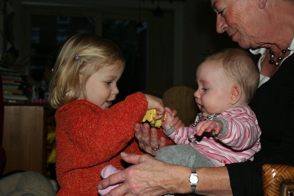 Lindy pakt de kadootjes wel uit voor haar zusje