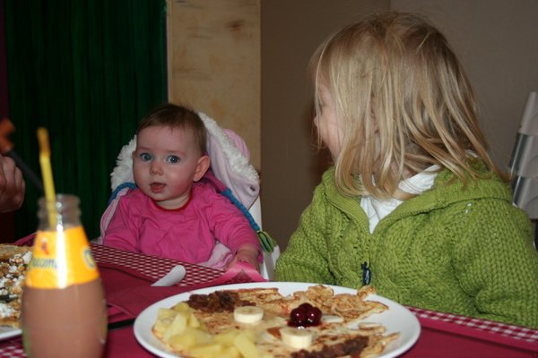 Voor het eerst in de kinderstoel in een pannenkoekenrestaurant